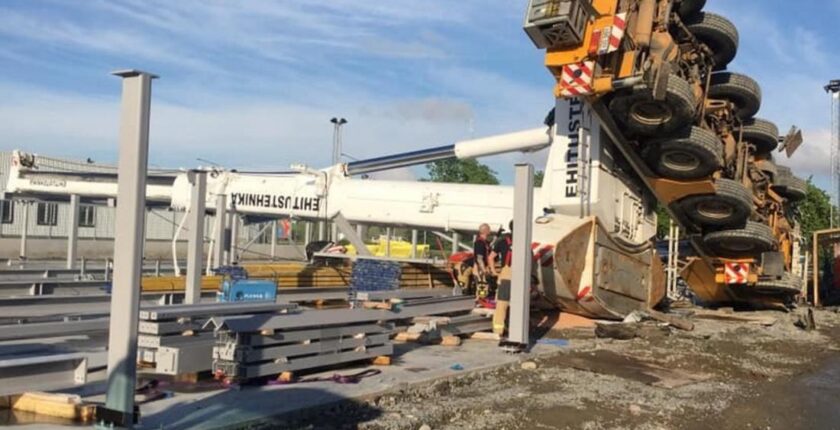 Five axle crane overturns in Sweden