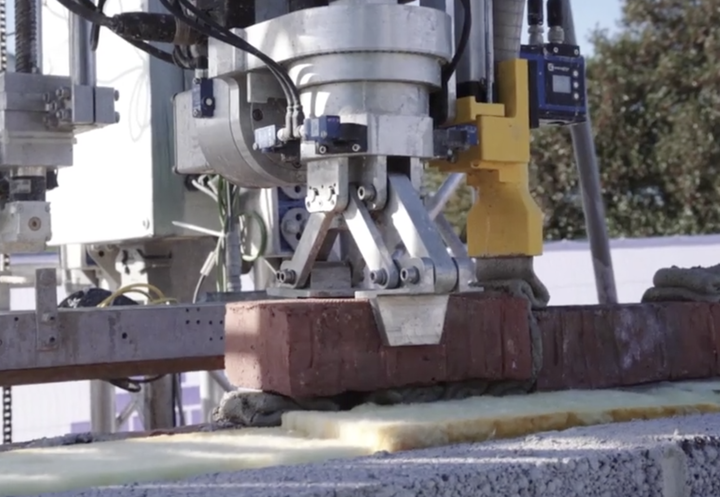 Bricklaying robot to change construction forever