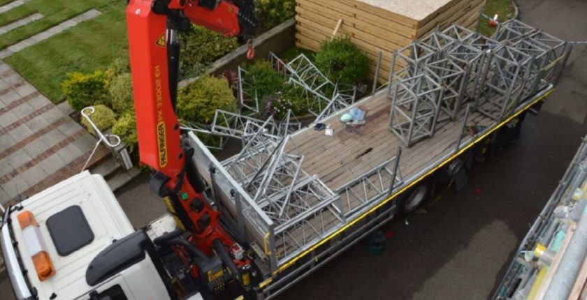 Truck that lifted of the masts