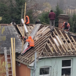 Roofers working with no scaffolding