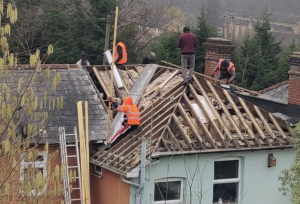 Roofers working with no scaffolding